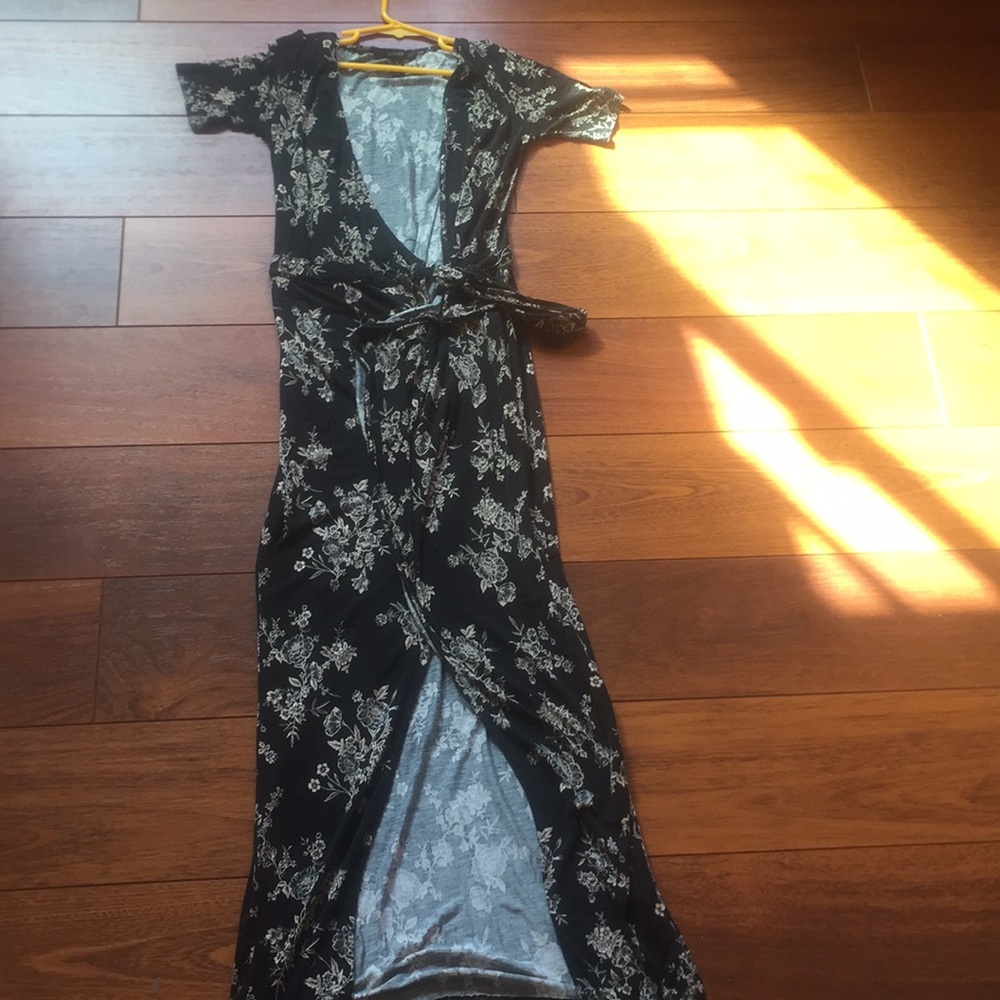 Black floral tie on the side dress! W leg slit!